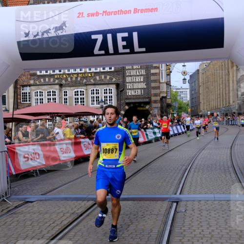 13.09.2026 - 21. swb-Marathon Bremen Tim E. http://msf.ph/oto/10308100 13.09.2026 10:51:36 Ziel 10381, 10471, 10515, 10544, 10808, 10825, 10862, 10887, 10984, 11503, 11537, 11801, 11973, 12051, 12133, 12424, 12548, 12552 meine-sportfotos.de