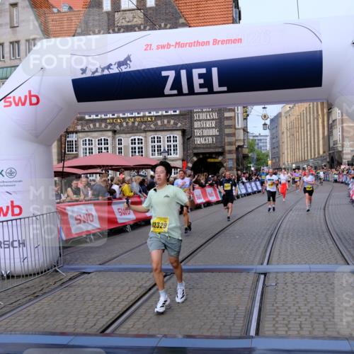 13.09.2026 - 21. swb-Marathon Bremen Tim E. http://msf.ph/oto/10308455 13.09.2026 10:51:56 Ziel 10162, 10281, 10334, 10348, 10467, 10763, 11145, 11273, 11542, 11733, 11787, 12329, 12424, 13631 meine-sportfotos.de