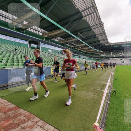 13.09.2026 - 21. swb-Marathon Bremen Michael Burmester http://msf.ph/oto/10308564 13.09.2026 13:04:22 Laufen im Stadion 178, 209, 210, 488, 534, 565, 596, 725, 762, 881, 940, 1014, 1239, 1307, 1343, 1373, 1456, 1458, 1460, 1479, 1611, 1627, 1649, 1653, 1656, 1687, 1771, 1780, 1914, 1932, 1941, 2023, 2089, 2126, 2223, 2369, 2430, 2434, 2452, 2513, 2602, 2625, 2723, 2851, 2867, 2872, 2891, 2910, 2919, 2934, 2957, 2959, 2977, 3028, 3135, 3217, 3320, 3343, 3360, 3402, 3419, 3425, 3454, 3460, 3510, 3521, 3579, 3597, 3618, 3796, 3846, 3859, 3909, 3970, 4077, 242 meine-sportfotos.de