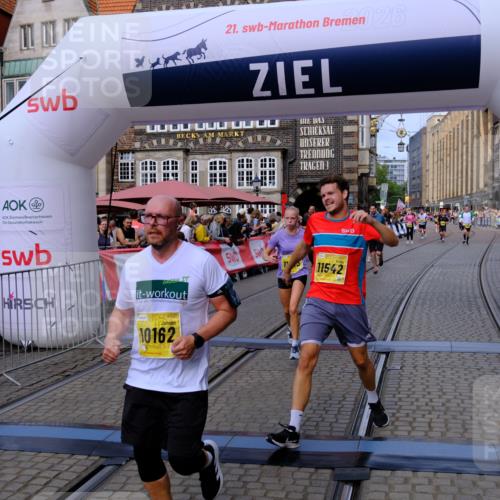 13.09.2026 - 21. swb-Marathon Bremen Tim E. http://msf.ph/oto/10308702 13.09.2026 10:52:02 Ziel 10162, 10183, 10281, 10348, 10467, 10641, 11273, 11542, 11685, 11733, 11777, 11784, 11962, 12329 meine-sportfotos.de