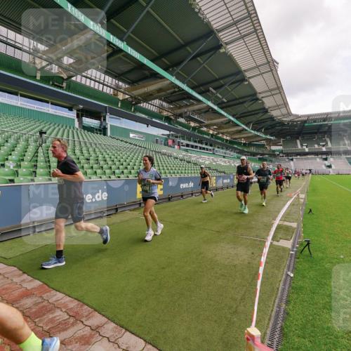 13.09.2026 - 21. swb-Marathon Bremen Michael Burmester http://msf.ph/oto/10308736 13.09.2026 13:04:38 Laufen im Stadion 178, 209, 210, 323, 488, 534, 536, 565, 596, 647, 725, 762, 881, 940, 1073, 1239, 1243, 1307, 1308, 1343, 1373, 1456, 1458, 1479, 1627, 1649, 1653, 1656, 1687, 1771, 1780, 1914, 1932, 1941, 2023, 2089, 2126, 2223, 2241, 2301, 2369, 2430, 2434, 2452, 2602, 2625, 2723, 2742, 2764, 2851, 2867, 2872, 2891, 2910, 2919, 2934, 2957, 2959, 2977, 2985, 3028, 3030, 3217, 3278, 3320, 3343, 3360, 3402, 3419, 3425, 3444, 3454, 3510, 3521, 3579, 3597, 3618, 3796, 3846, 3859, 3909, 242 meine-sportfotos.de