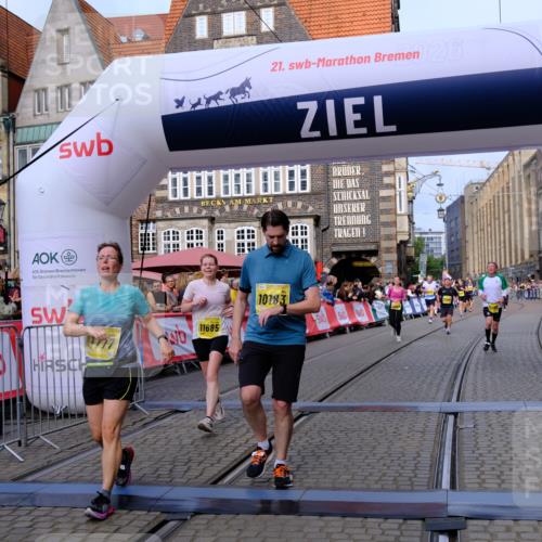 13.09.2026 - 21. swb-Marathon Bremen Tim E. http://msf.ph/oto/10308760 13.09.2026 10:52:07 Ziel 10162, 10183, 10218, 10281, 10348, 10467, 10641, 11273, 11277, 11285, 11542, 11685, 11733, 11777, 11784, 11962, 12329, 12349 meine-sportfotos.de