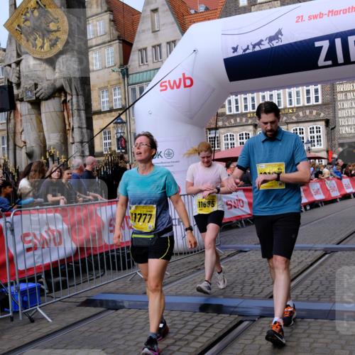 13.09.2026 - 21. swb-Marathon Bremen Tim E. http://msf.ph/oto/10308818 13.09.2026 10:52:07 Ziel 10162, 10183, 10218, 10281, 10348, 10467, 10641, 11273, 11277, 11285, 11542, 11685, 11733, 11777, 11784, 11962, 12329, 12349 meine-sportfotos.de