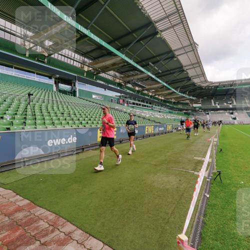 13.09.2026 - 21. swb-Marathon Bremen Michael Burmester http://msf.ph/oto/10308984 13.09.2026 13:05:03 Laufen im Stadion 178, 209, 210, 244, 323, 394, 534, 536, 565, 647, 725, 881, 891, 900, 1073, 1239, 1243, 1307, 1308, 1343, 1373, 1380, 1456, 1479, 1627, 1649, 1653, 1656, 1687, 1780, 1914, 1932, 1941, 2023, 2089, 2126, 2223, 2241, 2244, 2265, 2301, 2310, 2369, 2430, 2452, 2464, 2602, 2723, 2742, 2764, 2851, 2867, 2872, 2891, 2910, 2919, 2957, 2959, 2985, 3028, 3030, 3217, 3278, 3320, 3343, 3419, 3425, 3444, 3454, 3485, 3521, 3579, 3796, 3909, 242 meine-sportfotos.de