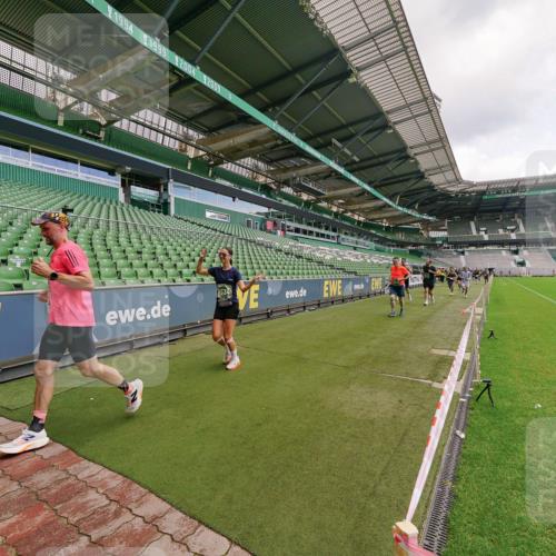 13.09.2026 - 21. swb-Marathon Bremen Michael Burmester http://msf.ph/oto/10308992 13.09.2026 13:05:04 Laufen im Stadion 178, 209, 210, 217, 244, 323, 394, 534, 536, 565, 647, 725, 881, 891, 900, 1073, 1239, 1243, 1307, 1308, 1343, 1373, 1380, 1456, 1479, 1533, 1627, 1649, 1653, 1656, 1687, 1780, 1914, 1932, 1941, 2023, 2089, 2126, 2241, 2244, 2265, 2301, 2310, 2369, 2430, 2452, 2464, 2602, 2723, 2742, 2764, 2851, 2867, 2872, 2891, 2910, 2919, 2957, 2959, 2985, 3028, 3030, 3217, 3278, 3320, 3343, 3419, 3425, 3444, 3454, 3485, 3521, 3579, 3796, 3909, 242 meine-sportfotos.de