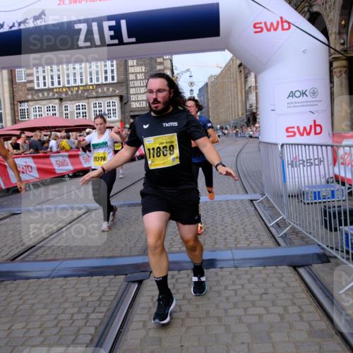 13.09.2026 - 21. swb-Marathon Bremen Tim E. http://msf.ph/oto/10309047 13.09.2026 10:52:17 Ziel 10183, 10218, 10588, 10641, 11277, 11285, 11376, 11487, 11555, 11685, 11777, 11784, 11869, 11877, 11962, 12349 meine-sportfotos.de