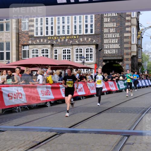 13.09.2026 - 21. swb-Marathon Bremen Tim E. http://msf.ph/oto/10309164 13.09.2026 10:52:29 Ziel 10588, 11371, 11487, 11610, 11877, 12319, 13578 meine-sportfotos.de