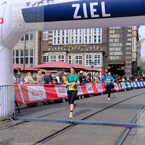 13.09.2026 - 21. swb-Marathon Bremen Tim E. http://msf.ph/oto/10309322 13.09.2026 10:52:33 Ziel 10588, 11371, 11487, 11610, 12319, 13578 meine-sportfotos.de