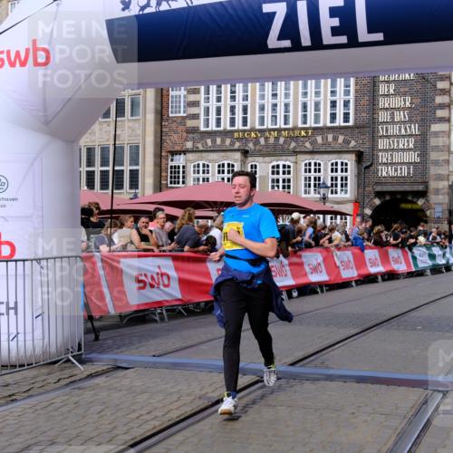 13.09.2026 - 21. swb-Marathon Bremen Tim E. http://msf.ph/oto/10309432 13.09.2026 10:52:35 Ziel 11371, 11610, 11669, 12319, 13578 meine-sportfotos.de