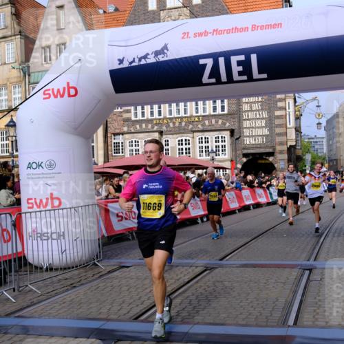 13.09.2026 - 21. swb-Marathon Bremen Tim E. http://msf.ph/oto/10309521 13.09.2026 10:52:44 Ziel 10761, 10812, 10958, 11350, 11604, 11605, 11610, 11669, 12319, 12361, 12439, 12533 meine-sportfotos.de