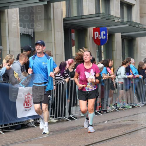 13.09.2026 - 21. swb-Marathon Bremen Strokosch-Dieckow http://msf.ph/oto/10309740 13.09.2026 10:54:49 Ziel 10555, 10646, 10901, 11001, 11014, 11466, 11620, 11631, 11860, 11889, 11908, 11910, 11976, 12201, 12313, 12549, 13592, 10067, 10146, 10410, 10589, 10608, 10704, 10765, 11039, 11040, 11174, 11389, 11569, 11593, 11874, 12038, 12467, 12519, 12800, 13526, 13592 meine-sportfotos.de