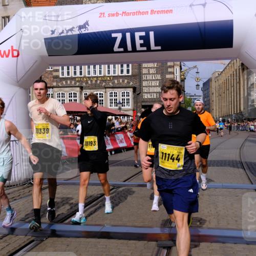 13.09.2026 - 21. swb-Marathon Bremen Tim E. http://msf.ph/oto/10310166 13.09.2026 10:52:59 Ziel 10193, 10339, 10652, 10734, 10812, 10827, 10906, 11002, 11038, 11109, 11144, 11350, 11362, 11597, 12338, 12361, 12399, 12439, 12533 meine-sportfotos.de