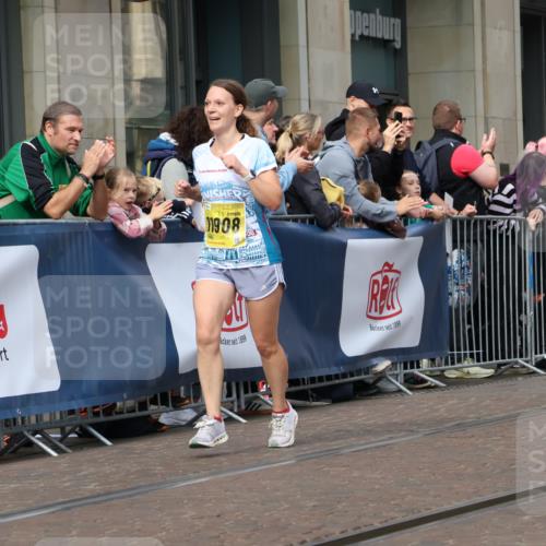 13.09.2026 - 21. swb-Marathon Bremen Strokosch-Dieckow http://msf.ph/oto/10310253 13.09.2026 10:54:59 Ziel 10256, 10555, 10725, 11001, 11014, 11466, 11631, 11908, 11910, 11977, 12201, 12218, 12258, 12549, 10589, 10608, 10646, 10704, 10901, 11040, 11174, 11569, 11620, 11860, 11874, 11889, 11976, 12313, 12519, 12800, 13526, 13592 meine-sportfotos.de
