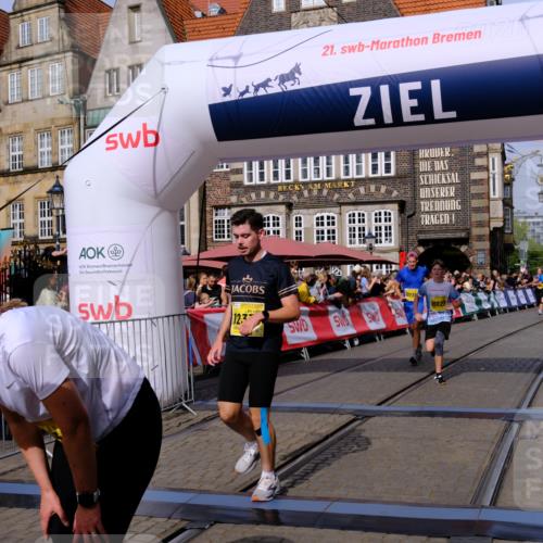 13.09.2026 - 21. swb-Marathon Bremen Tim E. http://msf.ph/oto/10310373 13.09.2026 10:53:02 Ziel 10193, 10304, 10339, 10652, 10734, 10827, 10906, 11002, 11038, 11109, 11144, 11350, 11362, 11597, 12019, 12338, 12399 meine-sportfotos.de