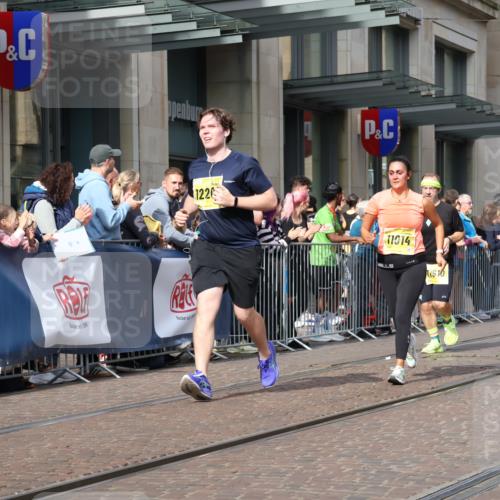 13.09.2026 - 21. swb-Marathon Bremen Strokosch-Dieckow http://msf.ph/oto/10310510 13.09.2026 10:55:06 Ziel 10203, 10256, 10297, 10725, 10788, 10881, 11014, 11414, 11466, 11557, 11631, 11748, 11862, 11910, 11941, 11975, 11977, 12030, 12150, 12201, 12218, 12258, 12348, 12549, 10555, 10646, 10901, 11001, 11569, 11620, 11860, 11889, 11908, 11976, 12313, 12800, 13592 meine-sportfotos.de