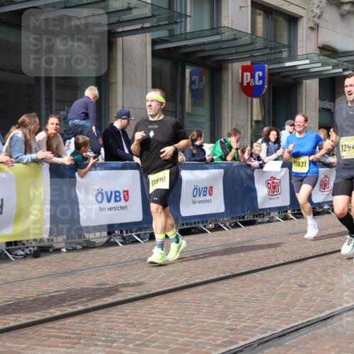 13.09.2026 - 21. swb-Marathon Bremen Strokosch-Dieckow http://msf.ph/oto/10310723 13.09.2026 10:55:09 Ziel 10203, 10256, 10297, 10379, 10529, 10725, 10788, 10881, 11014, 11377, 11414, 11466, 11557, 11748, 11862, 11910, 11941, 11975, 11977, 12030, 12150, 12201, 12218, 12258, 12348, 12549, 10555, 10646, 10901, 11001, 11620, 11631, 11860, 11889, 11908, 11976, 12201, 12313, 13592 meine-sportfotos.de