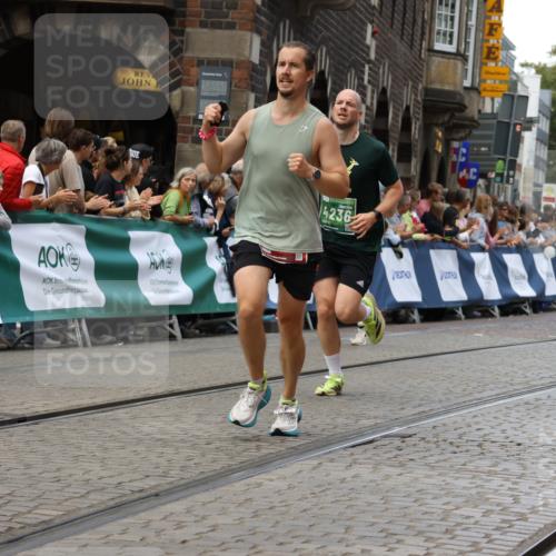 13.09.2026 - 21. swb-Marathon Bremen Strokosch-Dieckow http://msf.ph/oto/10310989 13.09.2026 13:03:56 Ziel 1090, 1372, 1587, 1950, 3092, 5024, 5143, 5719, 6973, 7715, 895, 2094, 4236, 6815, 9061, 9129, 9544 meine-sportfotos.de