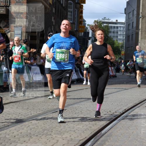 13.09.2026 - 21. swb-Marathon Bremen Strokosch-Dieckow http://msf.ph/oto/10311330 13.09.2026 13:30:40 Ziel 881, 1909, 1938, 2265, 2364, 2900, 3163, 3164, 4058, 4763, 5615, 7184, 7821, 7966, 8090, 8105, 8116, 8117, 8169, 8314, 8441, 8494, 8762, 8878, 9015, 9108, 9412, 9529, 244, 800, 834, 1533, 1771, 1841, 1926, 1941, 2985, 4251, 4920, 5600, 5681, 5802, 5822, 5900, 6343, 7012, 8616, 9290, 9507, 9653, 9767, 13090, 13215 meine-sportfotos.de
