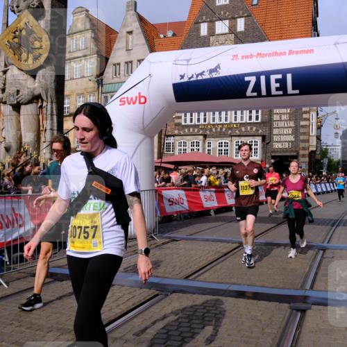 13.09.2026 - 21. swb-Marathon Bremen Tim E. http://msf.ph/oto/10311537 13.09.2026 10:53:40 Ziel 10448, 10585, 10757, 10780, 10821, 10886, 11012, 11168, 11379, 11590, 12040, 12056, 12170, 12275, 12308, 12461 meine-sportfotos.de