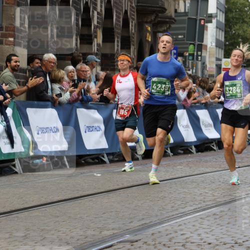13.09.2026 - 21. swb-Marathon Bremen Strokosch-Dieckow http://msf.ph/oto/10311586 13.09.2026 13:04:18 Ziel 895, 2094, 2889, 3500, 4236, 8096, 9061, 9129, 9544, 9642, 650, 744, 1223, 1224, 1860, 2207, 3284, 4239, 7871, 8936, 13034 meine-sportfotos.de