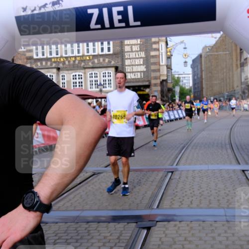 13.09.2026 - 21. swb-Marathon Bremen Tim E. http://msf.ph/oto/10312399 13.09.2026 10:54:08 Ziel 10141, 10174, 10227, 10255, 10478, 10579, 10684, 10685, 10708, 10838, 10905, 10947, 11206, 11489, 11502, 11596, 11950, 12075, 12244, 12331, 12341, 12356, 12405, 12435, 12492, 12515, 13597 meine-sportfotos.de