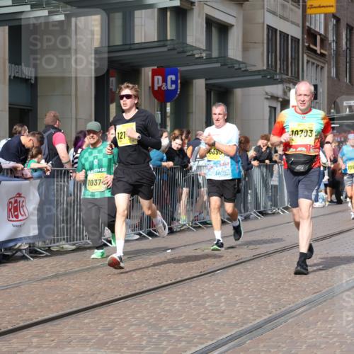 13.09.2026 - 21. swb-Marathon Bremen Strokosch-Dieckow http://msf.ph/oto/10312411 13.09.2026 10:55:45 Ziel 10246, 10298, 10365, 10374, 10443, 10690, 10699, 10703, 10949, 10957, 10960, 11219, 11280, 11782, 11790, 11972, 12061, 12143, 12476, 12484, 13565, 10203, 10243, 10256, 10297, 10374, 10379, 10423, 10529, 10550, 10788, 10809, 10881, 10952, 11377, 11414, 11510, 11557, 11748, 11862, 11941, 11975, 11977, 12030, 12108, 12125, 12150, 12188, 12348 meine-sportfotos.de