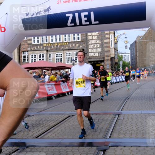 13.09.2026 - 21. swb-Marathon Bremen Tim E. http://msf.ph/oto/10312413 13.09.2026 10:54:09 Ziel 10141, 10174, 10227, 10255, 10478, 10579, 10684, 10685, 10708, 10838, 10905, 10947, 11010, 11206, 11489, 11596, 11950, 12075, 12244, 12331, 12341, 12356, 12405, 12435, 12492, 12515, 13531, 13597 meine-sportfotos.de