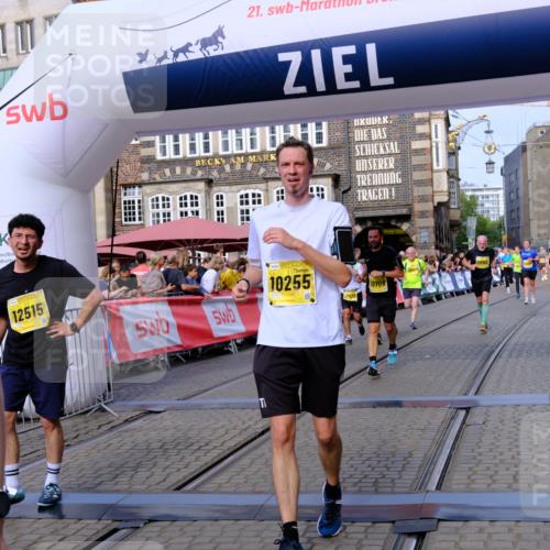13.09.2026 - 21. swb-Marathon Bremen Tim E. http://msf.ph/oto/10312458 13.09.2026 10:54:09 Ziel 10141, 10174, 10227, 10255, 10478, 10579, 10684, 10685, 10708, 10838, 10905, 10947, 11010, 11206, 11489, 11596, 11950, 12075, 12244, 12331, 12341, 12356, 12405, 12435, 12492, 12515, 13531, 13597 meine-sportfotos.de