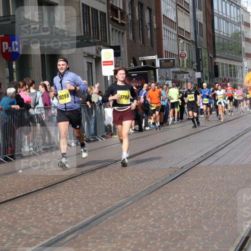 13.09.2026 - 21. swb-Marathon Bremen Strokosch-Dieckow http://msf.ph/oto/10312697 13.09.2026 10:55:52 Ziel 10184, 10211, 10246, 10298, 10322, 10365, 10443, 10670, 10690, 10699, 10949, 10957, 10960, 11219, 11280, 11570, 11693, 11782, 11790, 11972, 12061, 12452, 12476, 12484, 13565, 10203, 10243, 10297, 10374, 10379, 10423, 10529, 10550, 10703, 10788, 10809, 10881, 10952, 11377, 11510, 11557, 11748, 11862, 11975, 12030, 12108, 12125, 12143, 12150, 12188, 12348, 12484 meine-sportfotos.de