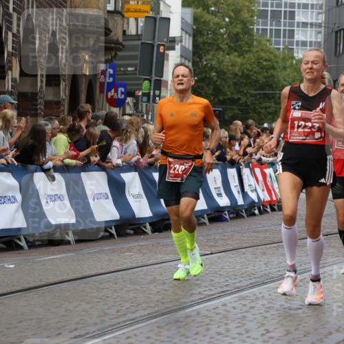 13.09.2026 - 21. swb-Marathon Bremen Strokosch-Dieckow http://msf.ph/oto/10312820 13.09.2026 13:04:57 Ziel 744, 1223, 1224, 1712, 1860, 2207, 2956, 5283, 8701, 8936, 9070, 13034, 1336, 1822, 2297, 3196, 4729, 7102 meine-sportfotos.de