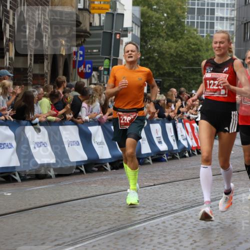 13.09.2026 - 21. swb-Marathon Bremen Strokosch-Dieckow http://msf.ph/oto/10312838 13.09.2026 13:04:57 Ziel 744, 1223, 1224, 1712, 1860, 2207, 2956, 5283, 8701, 8936, 9070, 13034, 1336, 1822, 2297, 3196, 4729, 7102 meine-sportfotos.de