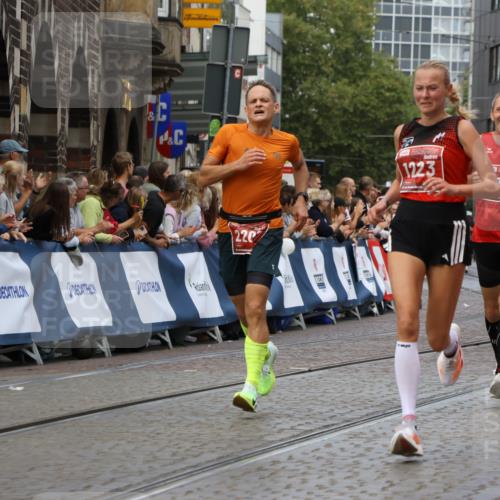 13.09.2026 - 21. swb-Marathon Bremen Strokosch-Dieckow http://msf.ph/oto/10312856 13.09.2026 13:04:57 Ziel 744, 1223, 1224, 1712, 1860, 2207, 2956, 5283, 8701, 8936, 9070, 13034, 1336, 1822, 2297, 3196, 4729, 7102 meine-sportfotos.de