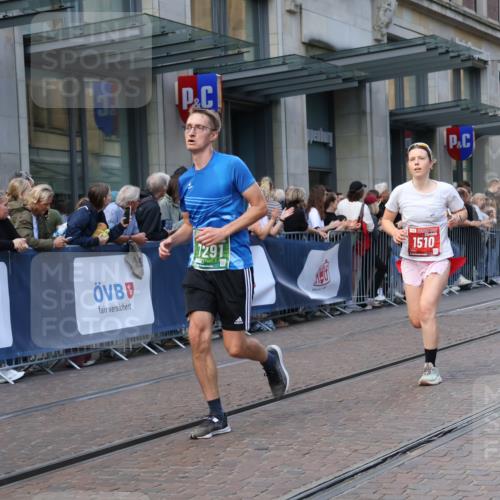 13.09.2026 - 21. swb-Marathon Bremen Strokosch-Dieckow http://msf.ph/oto/10312936 13.09.2026 13:15:11 Ziel 1033, 1445, 3346, 3743, 4111, 4212, 4646, 4653, 4663, 5533, 6011, 6162, 6526, 7203, 7291, 7346, 7717, 7730, 7992, 8086, 8254, 8255, 9029, 9391, 9475, 9777, 889, 1510, 1664, 1748, 2383, 3206, 3357, 3504, 3717, 4111, 4226, 4382, 4968, 4992, 5003, 5149, 5294, 5298, 5315, 5385, 5417, 5471, 5796, 6351, 6379, 6404, 6521, 6528, 6717, 6773, 6902, 7190, 7432, 7497, 7515, 8238, 9253, 9338, 9363, 9483, 9523, 9797, 13137, 13139, 13141 meine-sportfotos.de