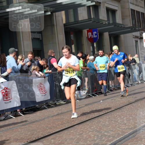 13.09.2026 - 21. swb-Marathon Bremen Strokosch-Dieckow http://msf.ph/oto/10312991 13.09.2026 10:56:01 Ziel 10184, 10211, 10246, 10322, 10356, 10365, 10443, 10670, 10675, 10699, 10844, 10949, 10957, 10960, 11219, 11256, 11280, 11317, 11570, 11693, 11782, 11795, 11844, 11855, 11871, 12452, 12476, 10243, 10298, 10374, 10423, 10550, 10690, 10703, 10809, 10952, 11510, 11790, 11972, 12061, 12108, 12125, 12143, 12188, 12484, 13565 meine-sportfotos.de