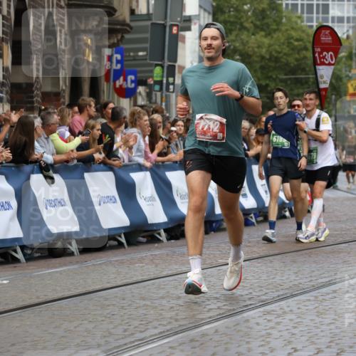 13.09.2026 - 21. swb-Marathon Bremen Strokosch-Dieckow http://msf.ph/oto/10313319 13.09.2026 13:05:11 Ziel 1712, 2646, 5283, 5674, 6708, 7538, 7814, 8054, 9070, 9306, 9495, 9689, 13187, 439, 3365, 4025, 5092, 9273 meine-sportfotos.de
