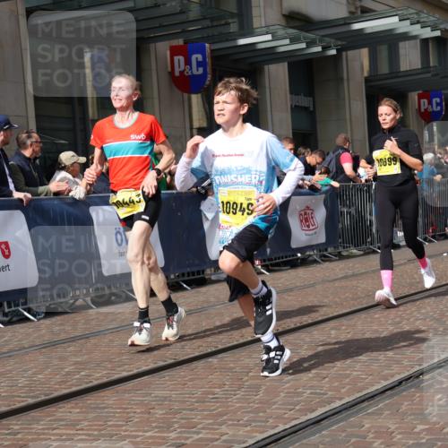 13.09.2026 - 21. swb-Marathon Bremen Strokosch-Dieckow http://msf.ph/oto/10313396 13.09.2026 10:56:09 Ziel 10184, 10211, 10240, 10322, 10356, 10372, 10443, 10670, 10675, 10699, 10844, 11069, 11256, 11280, 11317, 11349, 11407, 11570, 11693, 11795, 11844, 11855, 11871, 11911, 11996, 12452, 12543, 10246, 10298, 10365, 10374, 10690, 10703, 10949, 10957, 10960, 11219, 11782, 11790, 11972, 12061, 12143, 12476, 12484, 13565 meine-sportfotos.de