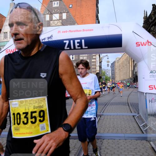 13.09.2026 - 21. swb-Marathon Bremen Tim E. http://msf.ph/oto/10313461 13.09.2026 10:54:40 Ziel 10067, 10146, 10359, 10410, 10503, 10577, 10631, 10749, 10765, 10837, 10884, 10996, 11039, 11099, 11118, 11361, 11476, 11593, 11843, 11989, 12265, 12328, 12467 meine-sportfotos.de