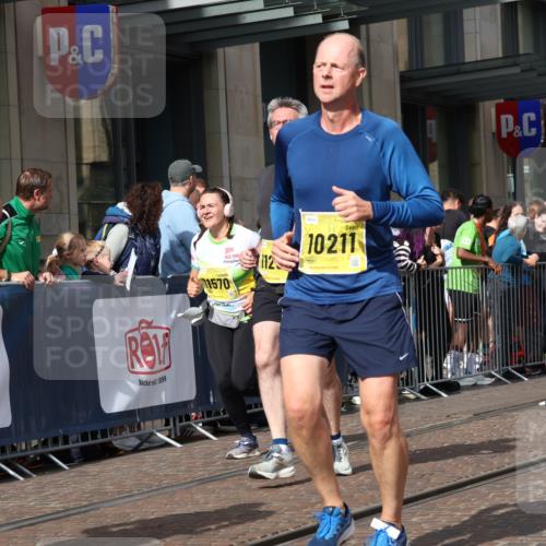 13.09.2026 - 21. swb-Marathon Bremen Strokosch-Dieckow http://msf.ph/oto/10313640 13.09.2026 10:56:15 Ziel 10184, 10211, 10240, 10322, 10356, 10372, 10486, 10540, 10675, 10721, 10771, 10824, 10844, 10888, 10936, 11064, 11069, 11256, 11317, 11349, 11407, 11474, 11601, 11795, 11844, 11855, 11871, 11911, 11996, 12543, 10246, 10298, 10322, 10365, 10443, 10670, 10690, 10699, 10949, 10957, 10960, 11219, 11280, 11570, 11693, 11782, 11790, 11972, 12061, 12452, 12476, 12484, 13565 meine-sportfotos.de