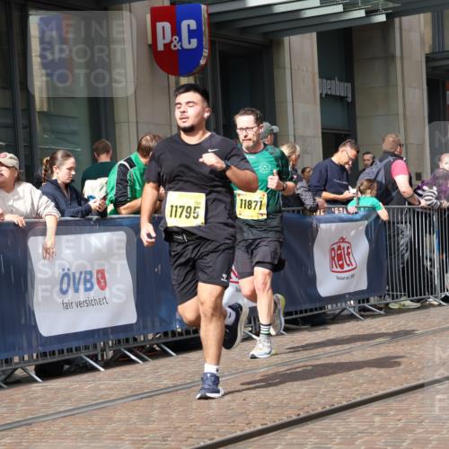 13.09.2026 - 21. swb-Marathon Bremen Strokosch-Dieckow http://msf.ph/oto/10313732 13.09.2026 10:56:19 Ziel 10240, 10356, 10372, 10486, 10540, 10675, 10721, 10771, 10824, 10844, 10888, 10936, 11064, 11069, 11256, 11349, 11407, 11474, 11601, 11795, 11844, 11855, 11871, 11872, 11911, 11996, 12434, 12543, 10184, 10211, 10246, 10298, 10322, 10365, 10443, 10670, 10699, 10949, 10957, 10960, 11219, 11280, 11317, 11570, 11693, 11782, 11790, 12061, 12452, 12476, 13565 meine-sportfotos.de