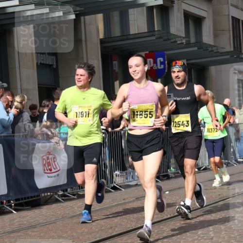13.09.2026 - 21. swb-Marathon Bremen Strokosch-Dieckow http://msf.ph/oto/10314068 13.09.2026 10:56:26 Ziel 10240, 10356, 10372, 10486, 10540, 10610, 10721, 10771, 10824, 10888, 10936, 11064, 11069, 11079, 11349, 11407, 11474, 11601, 11872, 11911, 11996, 12284, 12434, 12543, 10184, 10211, 10246, 10322, 10356, 10365, 10443, 10670, 10675, 10699, 10844, 10949, 10957, 10960, 11219, 11256, 11280, 11317, 11570, 11693, 11782, 11795, 11844, 11855, 11871, 12452, 12476 meine-sportfotos.de