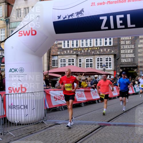 13.09.2026 - 21. swb-Marathon Bremen Tim E. http://msf.ph/oto/10314449 13.09.2026 10:55:10 Ziel 10589, 10646, 10901, 11040, 11174, 11569, 11620, 11860, 11889, 11976, 12313, 12800, 13592 meine-sportfotos.de