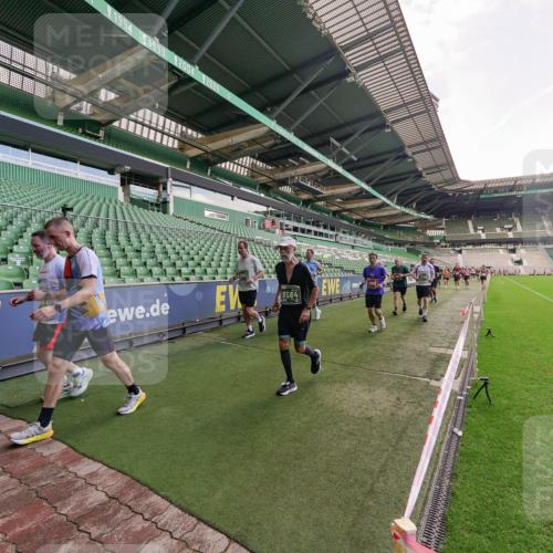 13.09.2026 - 21. swb-Marathon Bremen Michael Burmester http://msf.ph/oto/10314503 13.09.2026 13:10:06 Laufen im Stadion 164, 373, 383, 391, 448, 532, 549, 563, 581, 625, 813, 869, 898, 1025, 1072, 1150, 1180, 1398, 1738, 1855, 1867, 1880, 1894, 1967, 2202, 2208, 2232, 2243, 2268, 2284, 2333, 2339, 2342, 2413, 2429, 2432, 2441, 2471, 2525, 2530, 2553, 2573, 2594, 2654, 2682, 2692, 2714, 2717, 2784, 2785, 2819, 2823, 2920, 2931, 2932, 2941, 3026, 3032, 3063, 3086, 3089, 3122, 3174, 3207, 3208, 3291, 3316, 3327, 3333, 3370, 3398, 3410, 3437, 3470, 3707, 3769, 3857, 109 meine-sportfotos.de