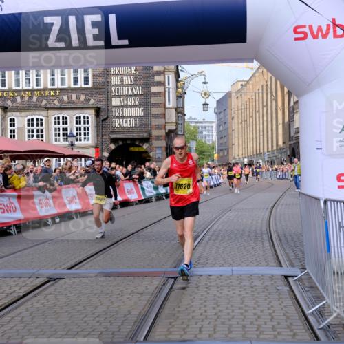 13.09.2026 - 21. swb-Marathon Bremen Tim E. http://msf.ph/oto/10314646 13.09.2026 10:55:15 Ziel 10555, 10646, 10901, 11001, 11620, 11860, 11889, 11908, 11976, 12313, 12800, 13592 meine-sportfotos.de