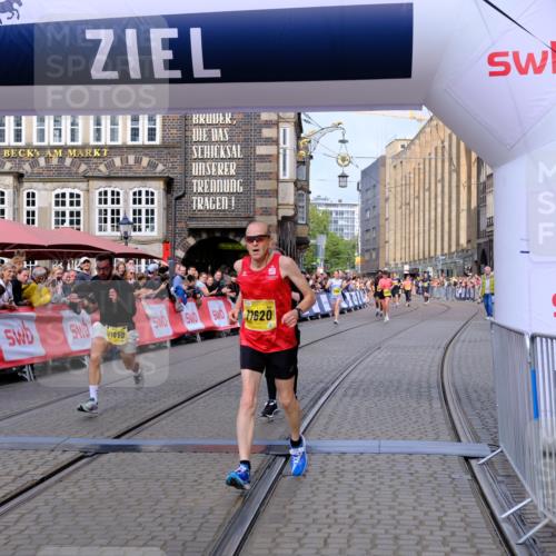 13.09.2026 - 21. swb-Marathon Bremen Tim E. http://msf.ph/oto/10314678 13.09.2026 10:55:15 Ziel 10555, 10646, 10901, 11001, 11620, 11860, 11889, 11908, 11976, 12313, 12800, 13592 meine-sportfotos.de