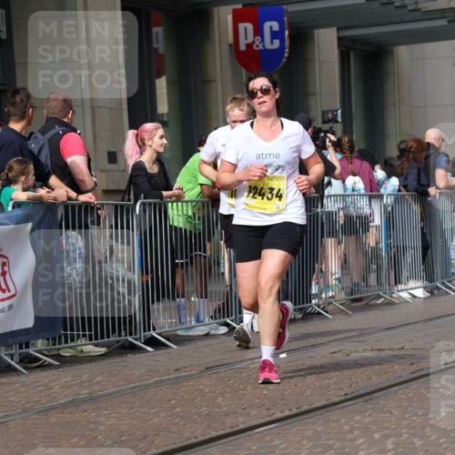 13.09.2026 - 21. swb-Marathon Bremen Strokosch-Dieckow http://msf.ph/oto/10314812 13.09.2026 10:56:40 Ziel 10157, 10408, 10610, 10772, 11000, 11079, 11236, 11328, 11484, 11872, 11946, 12032, 12284, 12434, 10184, 10211, 10240, 10322, 10356, 10372, 10486, 10540, 10675, 10721, 10771, 10824, 10844, 10888, 10936, 11064, 11069, 11256, 11317, 11349, 11407, 11474, 11601, 11795, 11844, 11855, 11871, 11911, 11996, 12543 meine-sportfotos.de