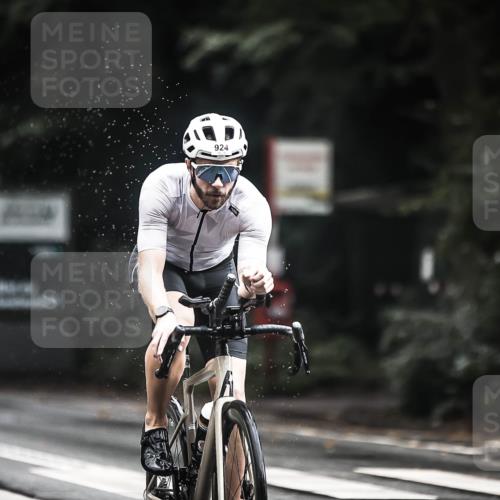 13.09.2026 - Stadtparktriathlon H.Heesch http://msf.ph/oto/10315068 13.09.2026 11:50:25 Radfahren 908, 924 meine-sportfotos.de