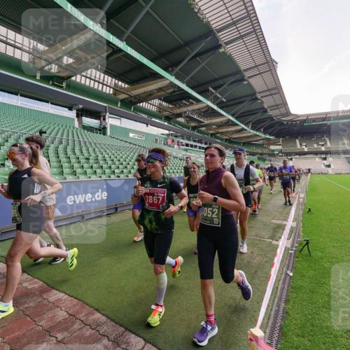 13.09.2026 - 21. swb-Marathon Bremen Michael Burmester http://msf.ph/oto/10315172 13.09.2026 13:11:17 Laufen im Stadion 265, 373, 581, 703, 843, 869, 984, 1113, 1180, 1226, 1435, 1738, 1849, 1851, 1855, 1867, 1894, 1936, 1952, 1967, 2202, 2248, 2268, 2281, 2284, 2299, 2330, 2333, 2339, 2342, 2353, 2375, 2426, 2432, 2443, 2530, 2531, 2553, 2589, 2654, 2659, 2669, 2673, 2682, 2714, 2717, 2784, 2785, 2804, 2819, 2822, 2836, 2850, 2907, 2920, 2932, 2976, 3026, 3027, 3063, 3079, 3082, 3086, 3089, 3122, 3159, 3174, 3207, 3208, 3328, 3349, 3352, 3370, 3409, 3410, 3442, 3470, 800 meine-sportfotos.de