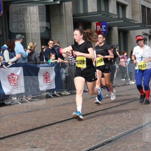 13.09.2026 - 21. swb-Marathon Bremen Strokosch-Dieckow http://msf.ph/oto/10315223 13.09.2026 10:56:55 Ziel 10157, 10166, 10226, 10408, 10517, 10518, 10578, 10687, 10700, 10772, 10969, 11236, 11292, 11484, 11609, 11667, 12032, 12263, 12382, 12383, 12400, 12411, 10372, 10408, 10486, 10540, 10610, 10721, 10771, 10824, 10888, 10936, 11000, 11064, 11079, 11328, 11349, 11474, 11601, 11872, 11911, 11946, 11996, 12284, 12434 meine-sportfotos.de