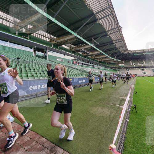 13.09.2026 - 21. swb-Marathon Bremen Michael Burmester http://msf.ph/oto/10315373 13.09.2026 13:11:34 Laufen im Stadion 265, 373, 581, 703, 843, 984, 1113, 1226, 1435, 1738, 1849, 1851, 1855, 1867, 1894, 1936, 1952, 1967, 2202, 2248, 2268, 2281, 2284, 2299, 2330, 2333, 2336, 2339, 2342, 2353, 2375, 2377, 2398, 2426, 2432, 2443, 2531, 2589, 2654, 2659, 2669, 2673, 2682, 2784, 2804, 2819, 2822, 2836, 2850, 2907, 2932, 2976, 3026, 3027, 3079, 3082, 3089, 3122, 3143, 3159, 3174, 3207, 3208, 3308, 3328, 3349, 3352, 3370, 3409, 3410, 3442, 3470, 800 meine-sportfotos.de