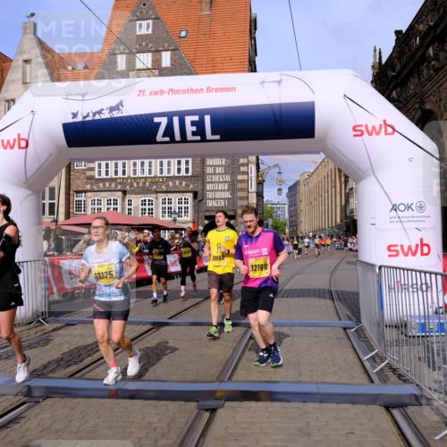 13.09.2026 - 21. swb-Marathon Bremen Tim E. http://msf.ph/oto/10315417 13.09.2026 10:55:58 Ziel 10203, 10243, 10297, 10374, 10379, 10423, 10529, 10550, 10788, 10809, 10881, 10952, 11377, 11414, 11510, 11557, 11748, 11862, 11941, 11975, 12030, 12108, 12125, 12150, 12188, 12348 meine-sportfotos.de